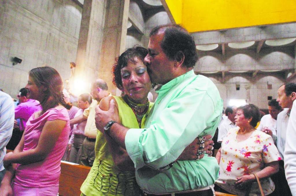 Daniel Ortega Saavedra y Rosario Murillo durante la misa y celebración del 25 Aniversario de la Revolución popular sandinista, en Managua, Nicaragua, el 19 de julio de 2004. LA PRENSA/ Oscar Navarrete