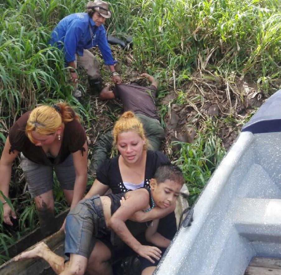 Naval rescata a cuatro personas que naufragaron en río Rama