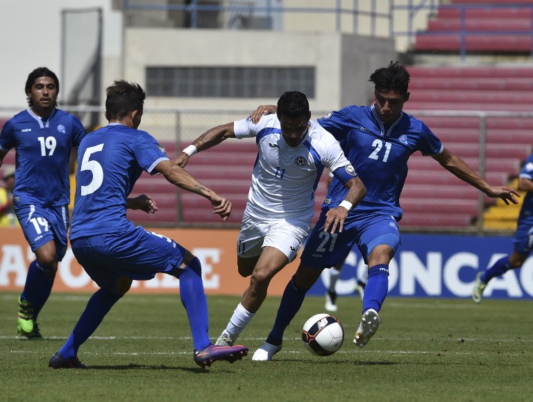 El nica Juan Barrera (C) en el juego contra El Salvador este doming. LA PRENSA/AFP/RODRIGO ARANGUA