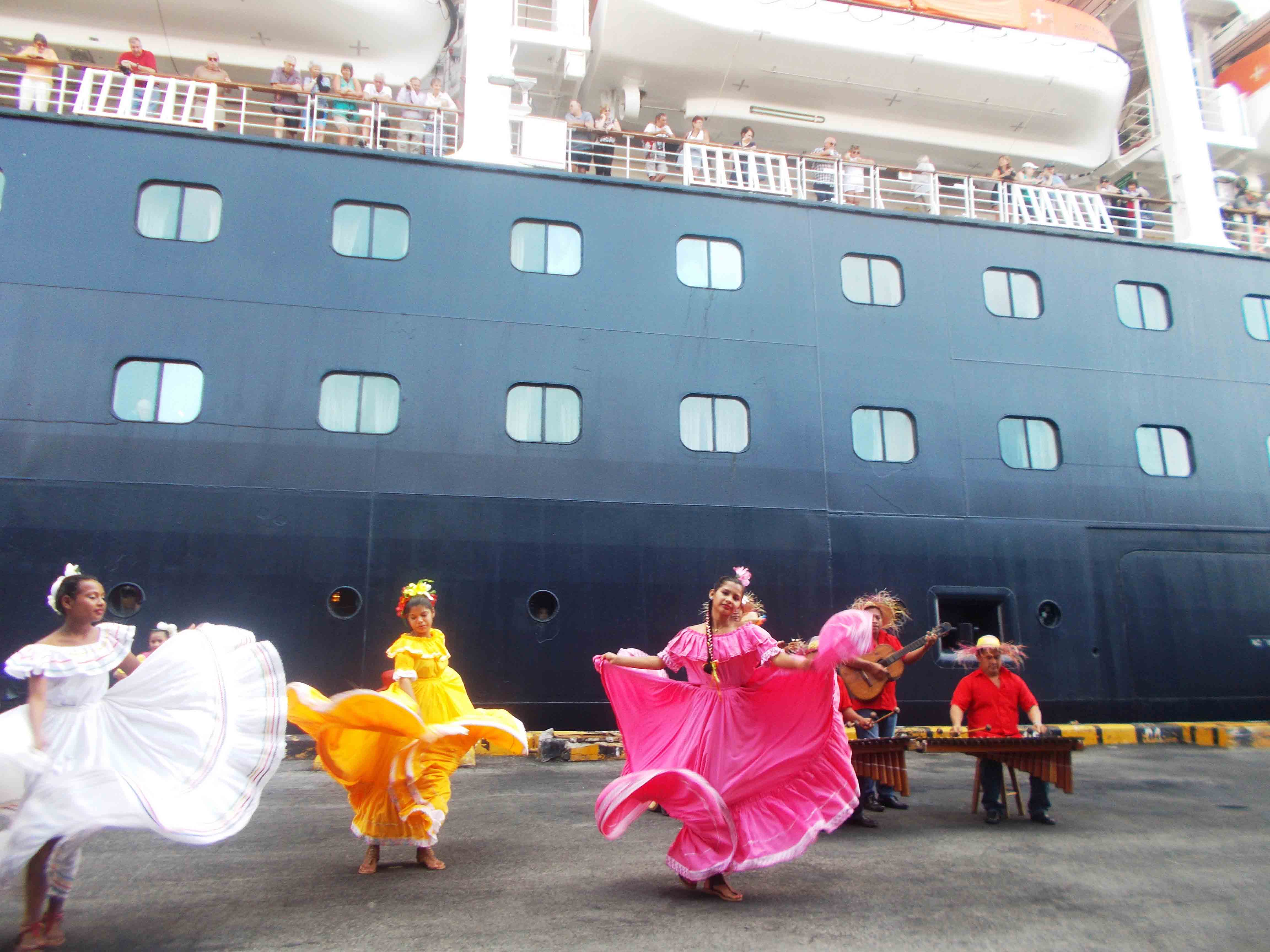 Los buques son recibidos con rondallas de marimba y bailes folclóricos.