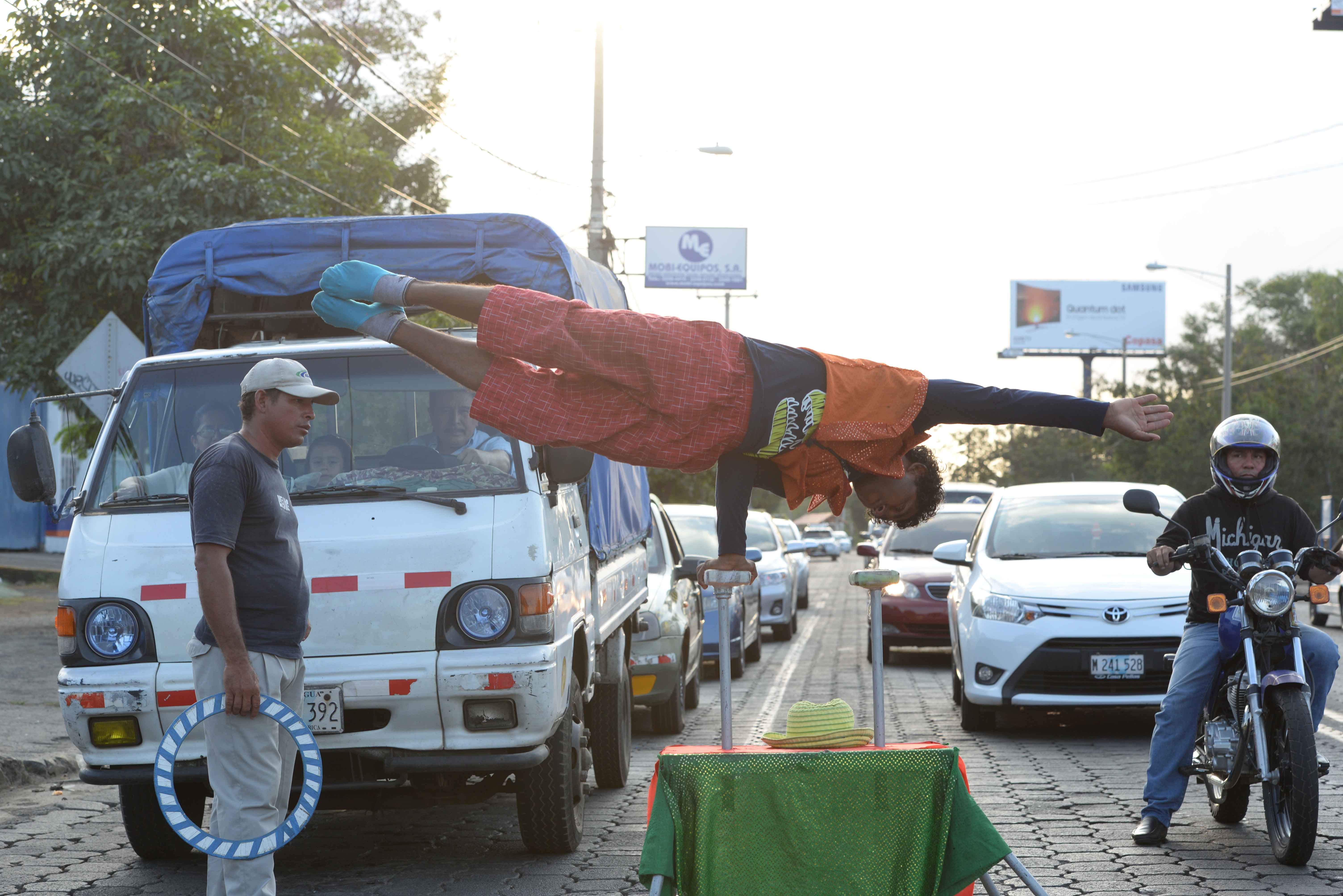 Artistas circenses en los semáforos de Managua