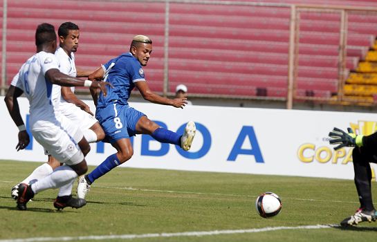 Selección de Futbol sin puntería cae ante El Salvador y jugará repechaje para Copa Oro