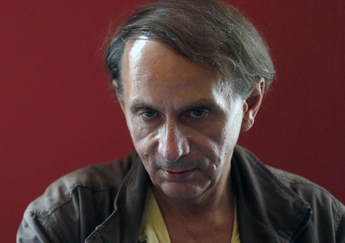Michel Houellebecq el niño que reclama amor de familia