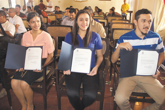 Miles no aprobaron a pesar de examen flexible en universidades