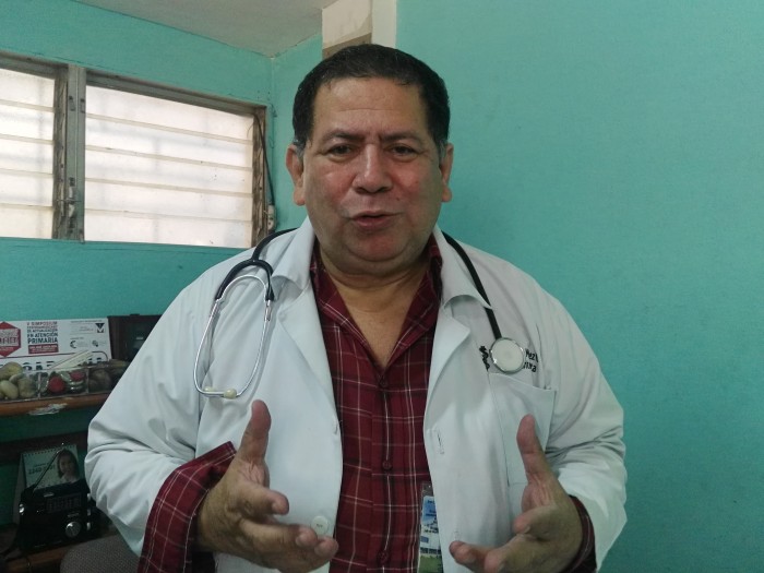 El doctor Vicente Maltez explica cómo las hepatitis dañan el hígado. LA PRENSA/I.MUNGUÍA