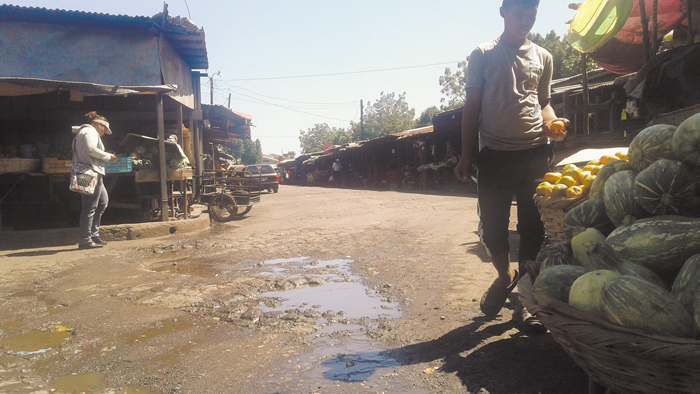 Los comerciantes se quejan de que las autoridades no invierten en los mercados de Chinandega, y en muchas zonas hay charcas que jamás han podido ser eliminadas. LA PRENSA/S.MARTÍNEZ