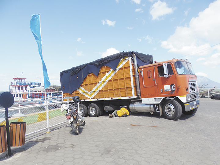 Transporte hacia Ometepe varado en Rivas