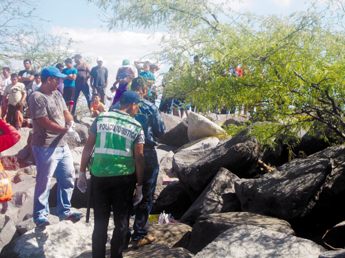 Sepultan a joven asesinada en Corinto