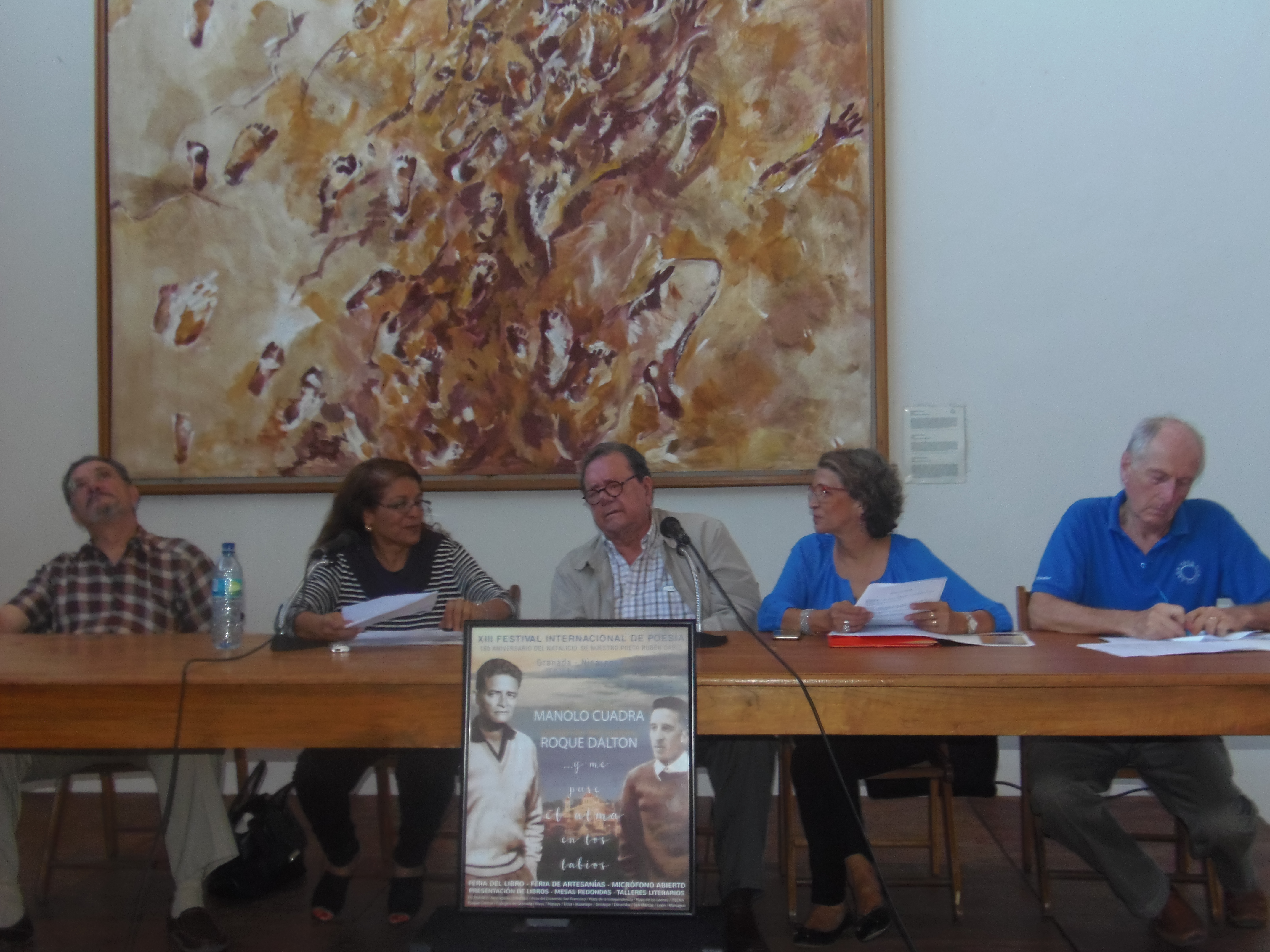 Gloria Gabuardi, Francisco de Asís Fernández y Luz Marina Acosta, organizadores del Festival Internacional de Poesía de Granada. LA PRENSA/LUCÍA VARGAS.