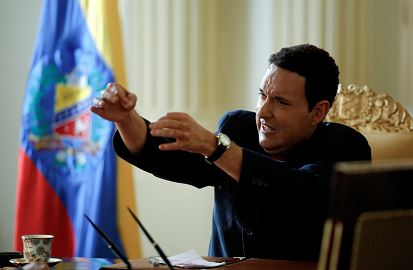 Andrés Parra protagoniza a Hugo Chávez. LA PRENSA/AP/Fernando Vergara