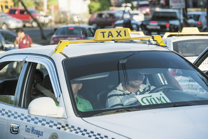 Taxistas aseguran que servicio de Uber “no pasará”