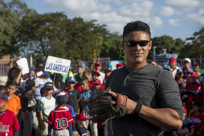 Everth Cabrera dio una clínica de beisbol a niños de Managua ayer. LA PRENSA/LISSA VILLAGRA