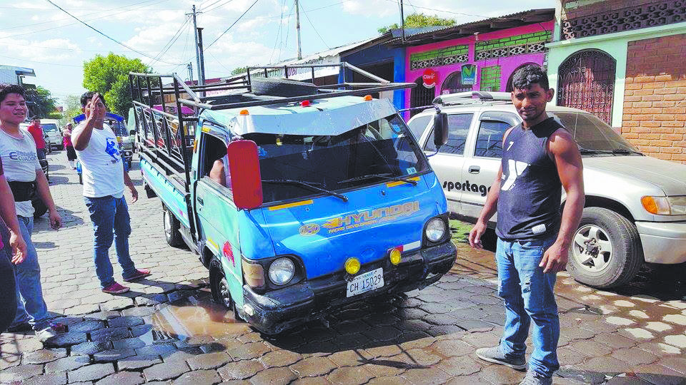 En este hueco del sector ferretero El Bisne han caído bicicletas, motocicletas, camionetas y peatones. Tiene dos semanas de haberse formado. LA PRENSA/S.MARTÍNEZ