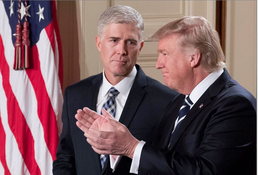 El presidente de los EE.UU., Donald Trump, y Neil Gorsuch, nominado como magistrado de la Corte Suprema de Justicia. LA PRENSA/EFE