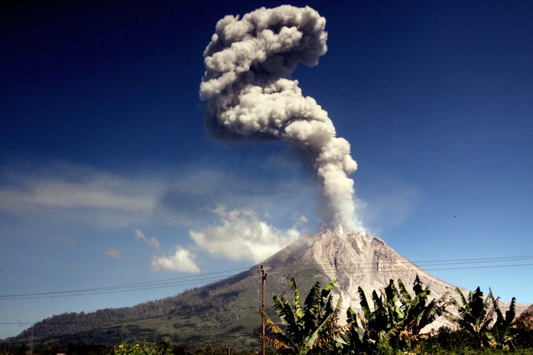 El volcán Mount Sinabung visto desde el distrito de Karo en la provincia de Sumatra, Indonesia, arroja humo y ceniza. LA PRENSA/AFP