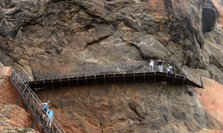 Turistas extranjeros escalan la fortaleza de Sigiriya (la Roca del León), de 80 metros de altura, en Sigiriya, al norte del centro de Sri Lanka. LA PRENSA/AFP
