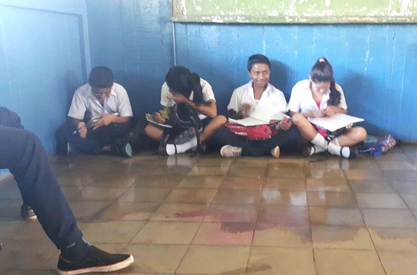 En el piso por falta de sillas