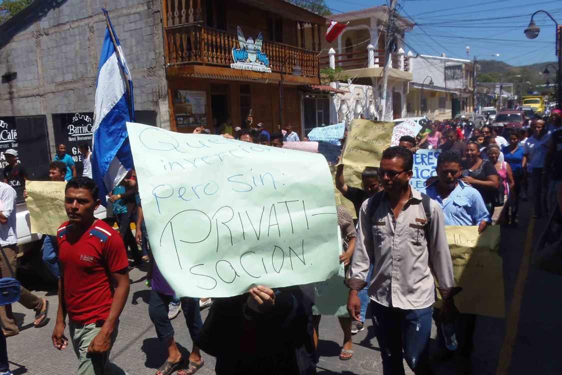 Resurge conflicto en playa Escameca