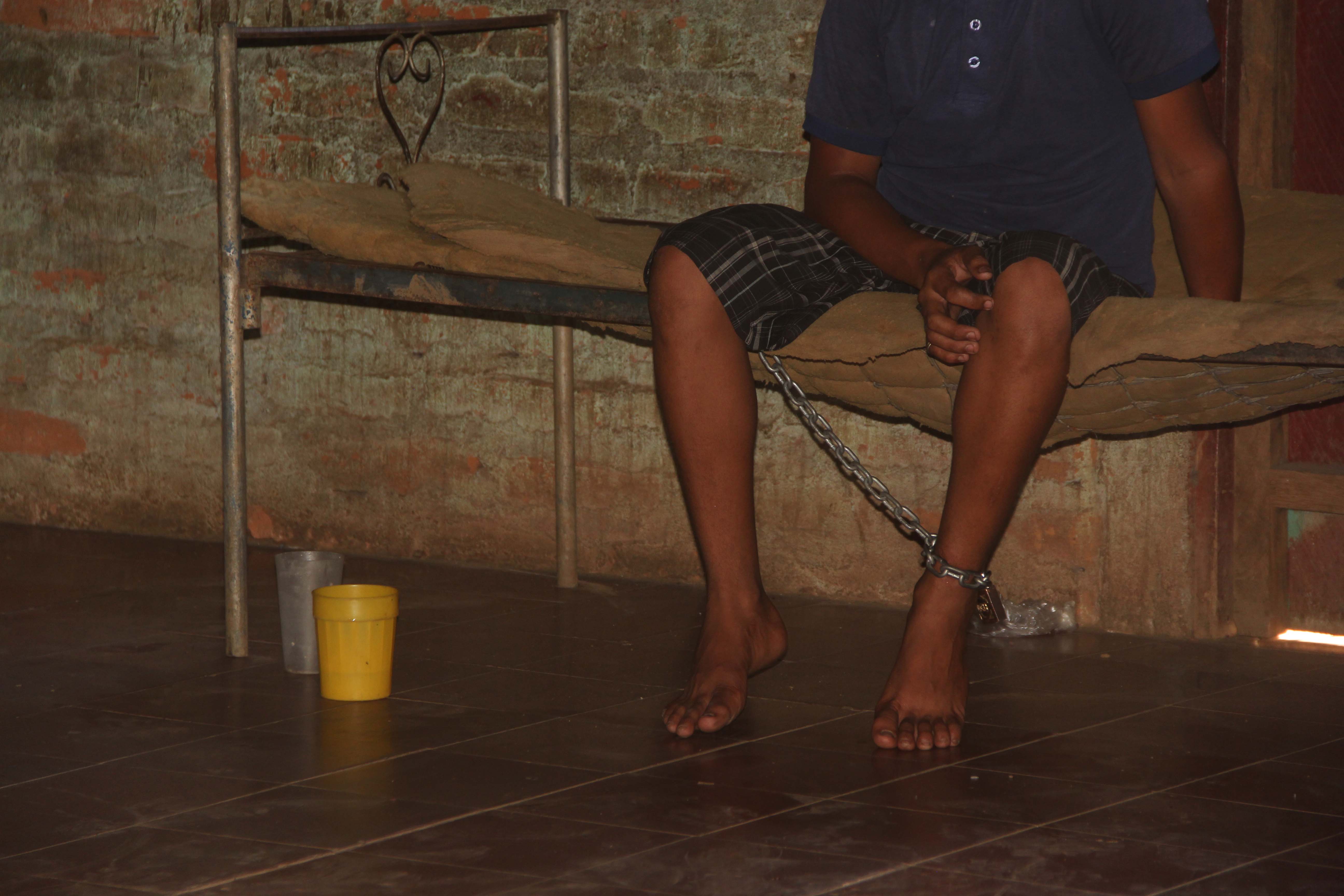 Madre encadena a su hijo para evitar que robe para jugar videojuegos en León