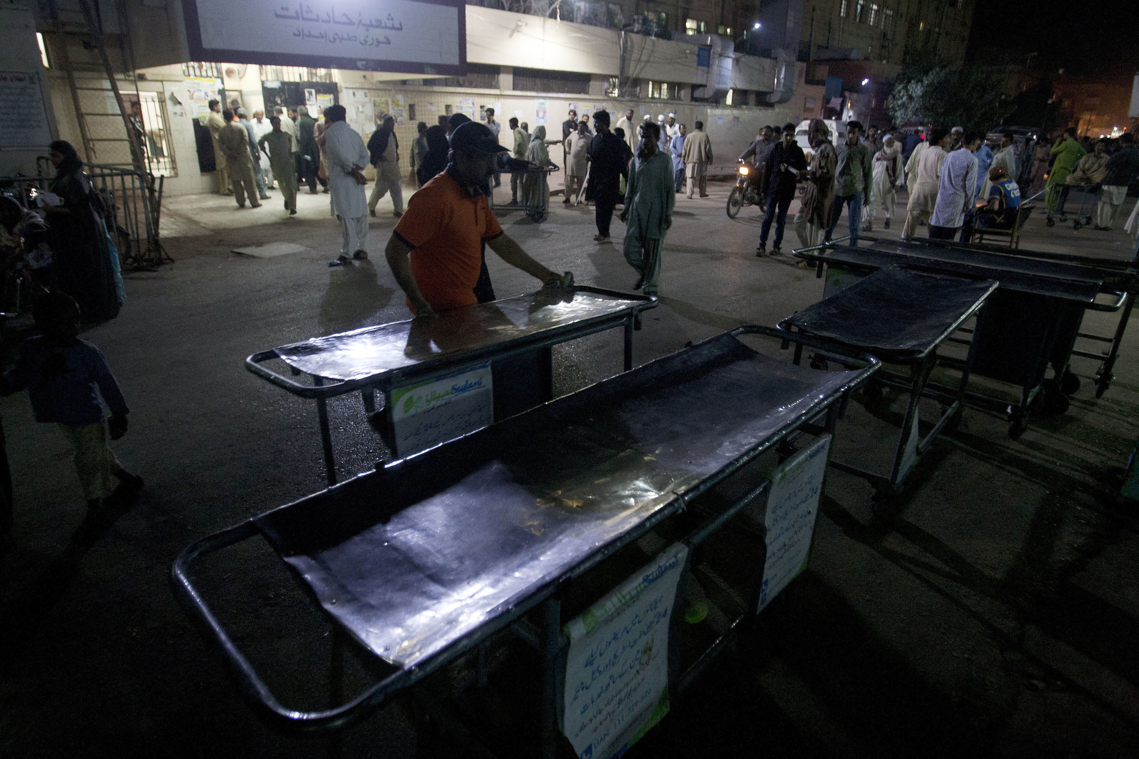 Al menos 70 muertos en atentado a santuario sufí de Pakistán