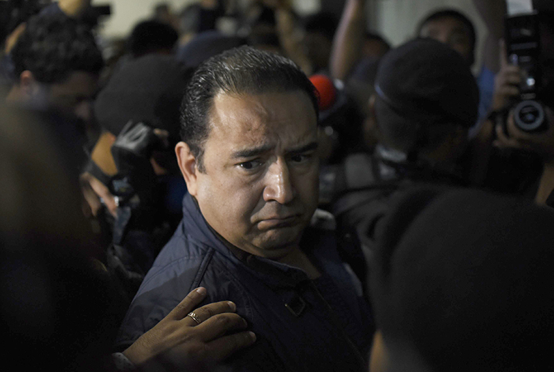 Decretan arresto domiciliario a hijo y hermano del presidente de Guatemala