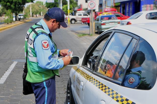 Policía confirma que largas filas en Tránsito Nacional se deben a conductores sin licencia