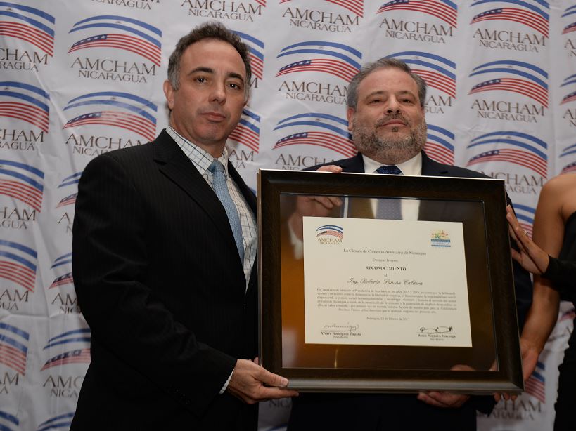 Roberto Sansón recibe medalla por su destacada labor al frente de Amcham