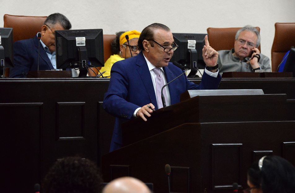 Superintendente de Bancos se molesta al ser cuestionado