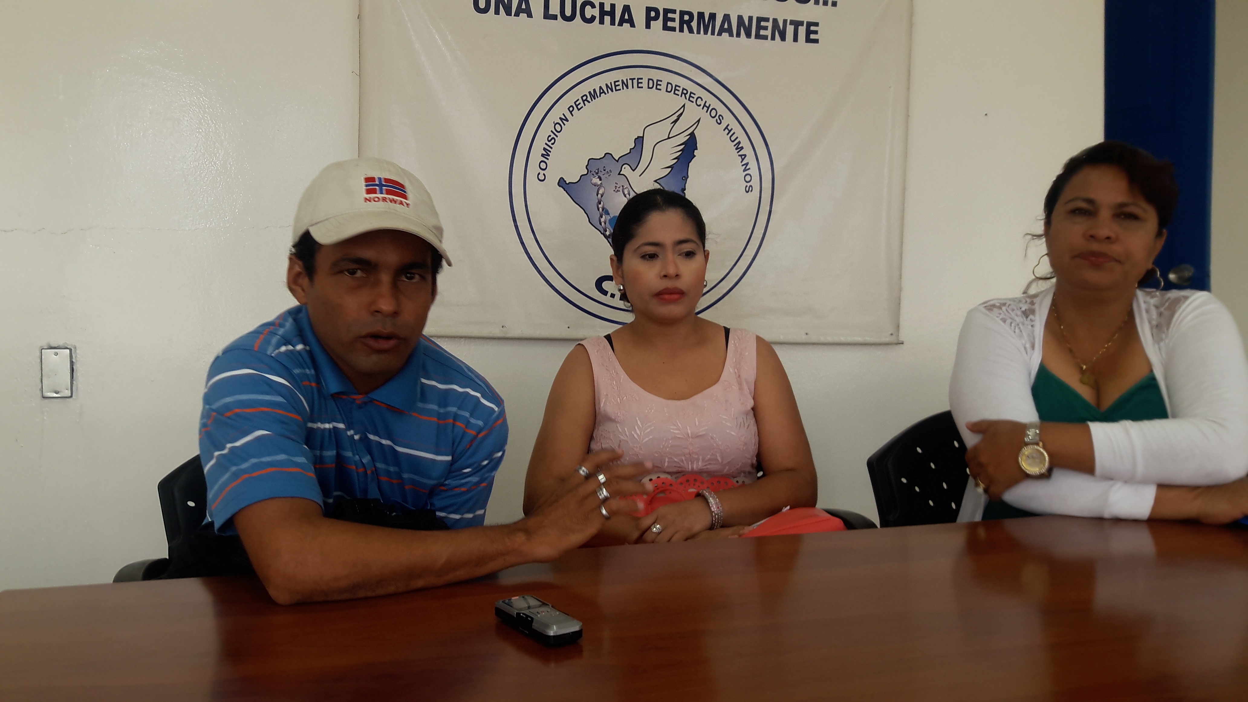 Denuncian abusos de policías y grupos de choque