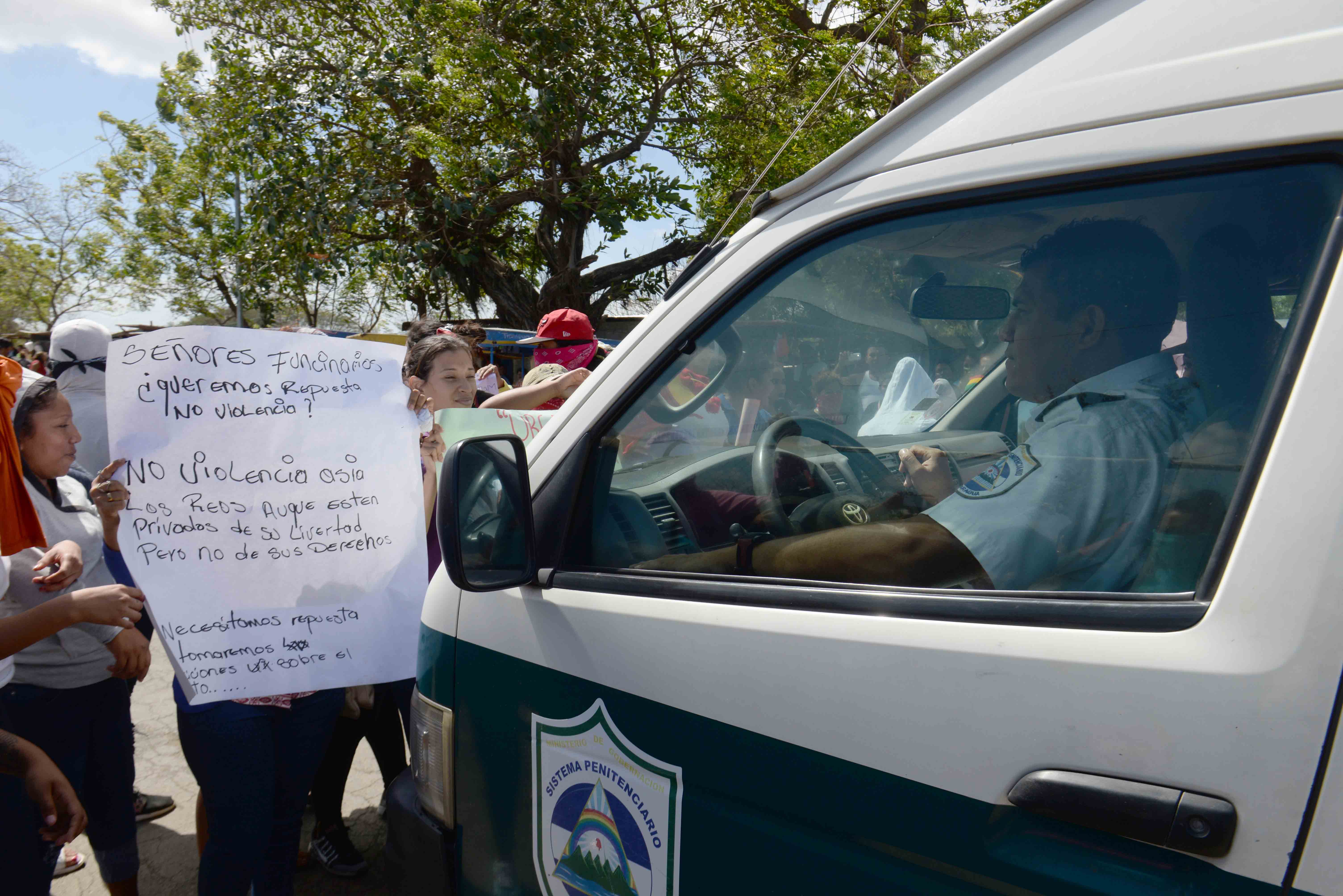 Un grupo de mujeres recientemente protestaba frente a los portones de la cárcel La Modelo, en Tipitapa. LA PRENSA/ROBERTO FONSECA