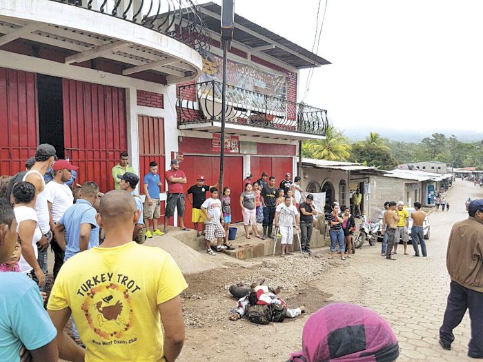 Militares con fusiles se enfrentaron a un solo hombre en Ayapal