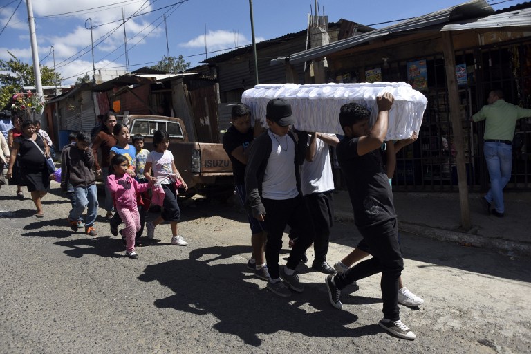 Familiares y amigos llevan el ataúd de Siona Hernández, de 17 años, quien murió en el incendio del albergue Virgen de la Asunción. LA PRENSA/AFP