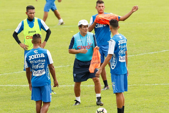 Jorge Luis Pinto dirige un entrenamiento. LAPRENSA/ CORTESÍA/ Delmer Martínez / Grupo Opsa (Vía El Heraldo)