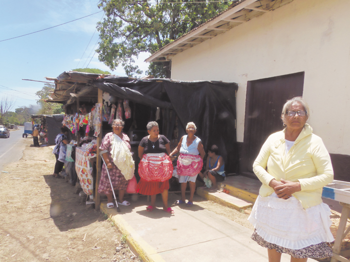 Vendedoras que llegan de diferentes partes de Nicaragua están preocupadas por la falta de agua y porque las quieren sacar de las aceras ubicadas frente al Santuario de Jesús del Rescate en Popoyuapa. LA PRENSA/R.VILLARREAL