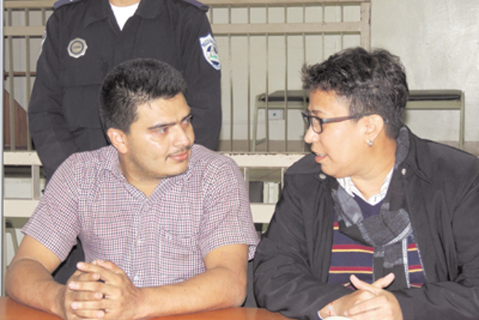 Douglas Antonio Zamora Vallez junto a su defensora particular Brenda Alvayero. LA PRENSA/L.E. MARTÍNEZ