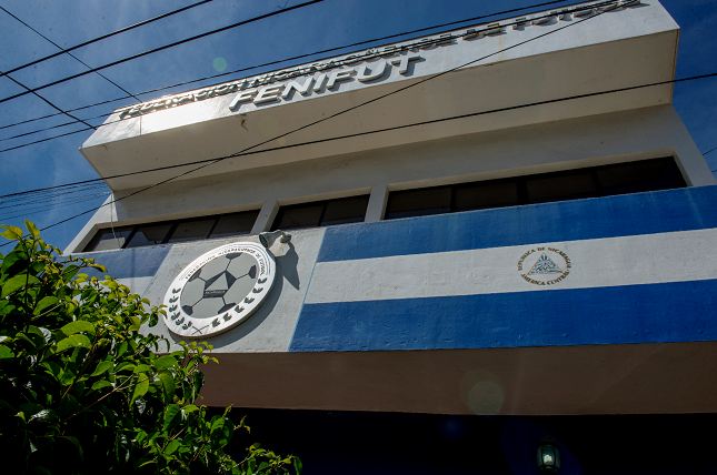 Aficionados manifiestan apoyo a Jaime Moreno y críticas a la Fenifut