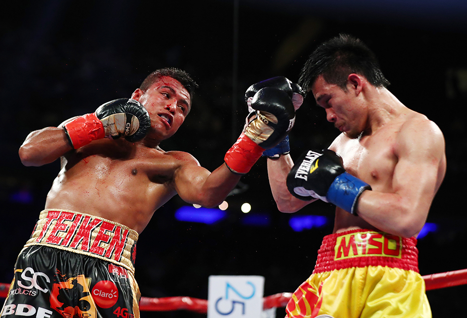 Román “Chocolatito” González espera que el tailandés Srisaket Sor Rungvisai acepte darle un combate de revancha. “Yo pienso que si me la da, sí hago esa pelea, mi jefe me está invitando ir a Japón, para ver cuándo peleo”, comentó el nicaragüense, quien fue víctima la noche del sábado de un fallo controversial en el Madison Square Garden, en Nueva York. “Si va la revancha tengo que prepararme el doble. El tailandés es un muchacho que venía en la mejor condición física de su vida. Todos los que pelean conmigo vienen al cien. Le conecté buenas manos, pero me las aguantó”, agregó “Chocolatito”, en entrevista con el periodista Levi Luna. En la entrevista, Román habló sin ser aguijoneado por sentimientos negativos. “Con el fallo me puse triste, pero ahora estoy feliz porque sé que gané la pelea. El tailandés no era un jamón, además era zurdo, complicado, pero al final el combate fue delicioso, como a mí me gusta, porque combiné bien mis manos”, detalló González. “Chocolatito” volverá al país este lunes a las 11:00 de la mañana. Dijo que se tomará un tiempo para descansar con su familia, luego de más de dos meses fuera del país, debido a que realizó su campamento de preparación en Costa Rica. “Me voy a tomar las cosas con calma, al suave, para ver qué es lo que viene para mi carrera. Le doy gracias a Dios porque estoy bien de salud y eso es lo más importante”, manifestó. Despejó dudas La derrota de “Chocolatito”, producida por el descaro de los jueces que vieron ganar al tailandés por decisión mayoritaria, dirigió las miradas al entrenador Wilmer Hernández, quien hizo su debut en una de las peleas más bravas del nica. “Lo principal fue el vendaje, me sentí bien, incluso mejor de cuando peleé con Carlos Cuadras. Tuve una esquina muy bonita con Wilmer Hernández, gracias a Dios todo nos funcionó, el trabajo que hicimos en el gimnasio. Él me dijo que siempre fuera al frente, que le conectara bien los ganchitos”, agregó González.