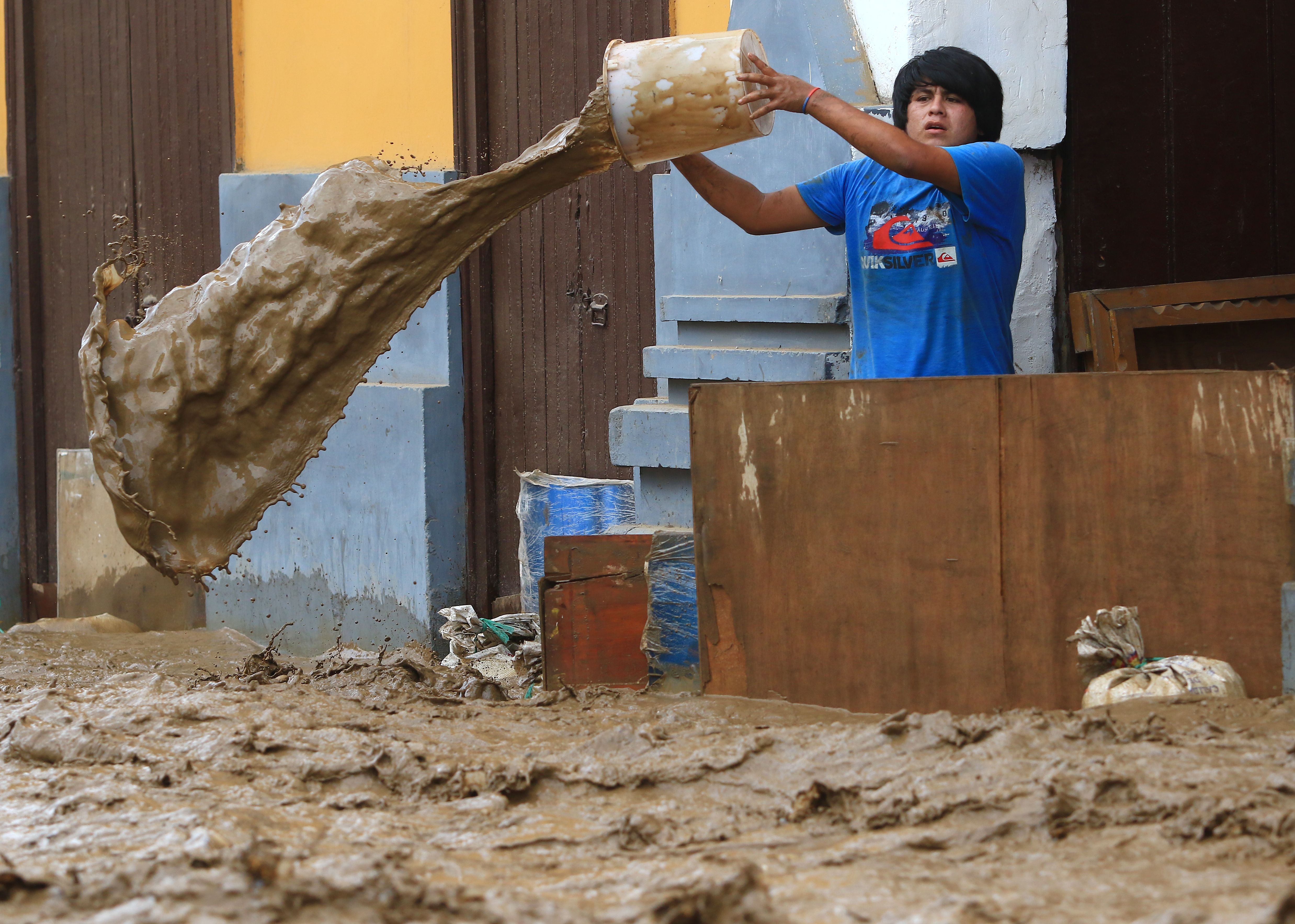 El fenómeno climático de El Niño está haciendo que los ríos se desborden por toda la costa peruana, trayendo lodo, ramas y escombros. Hasta el momento se contabilizan 72 muertos y decenas de personas desaparecidas. La mayoría de las ciudades afectadas se enfrentan a la escasez de agua potable. LA PRENSA/AFP