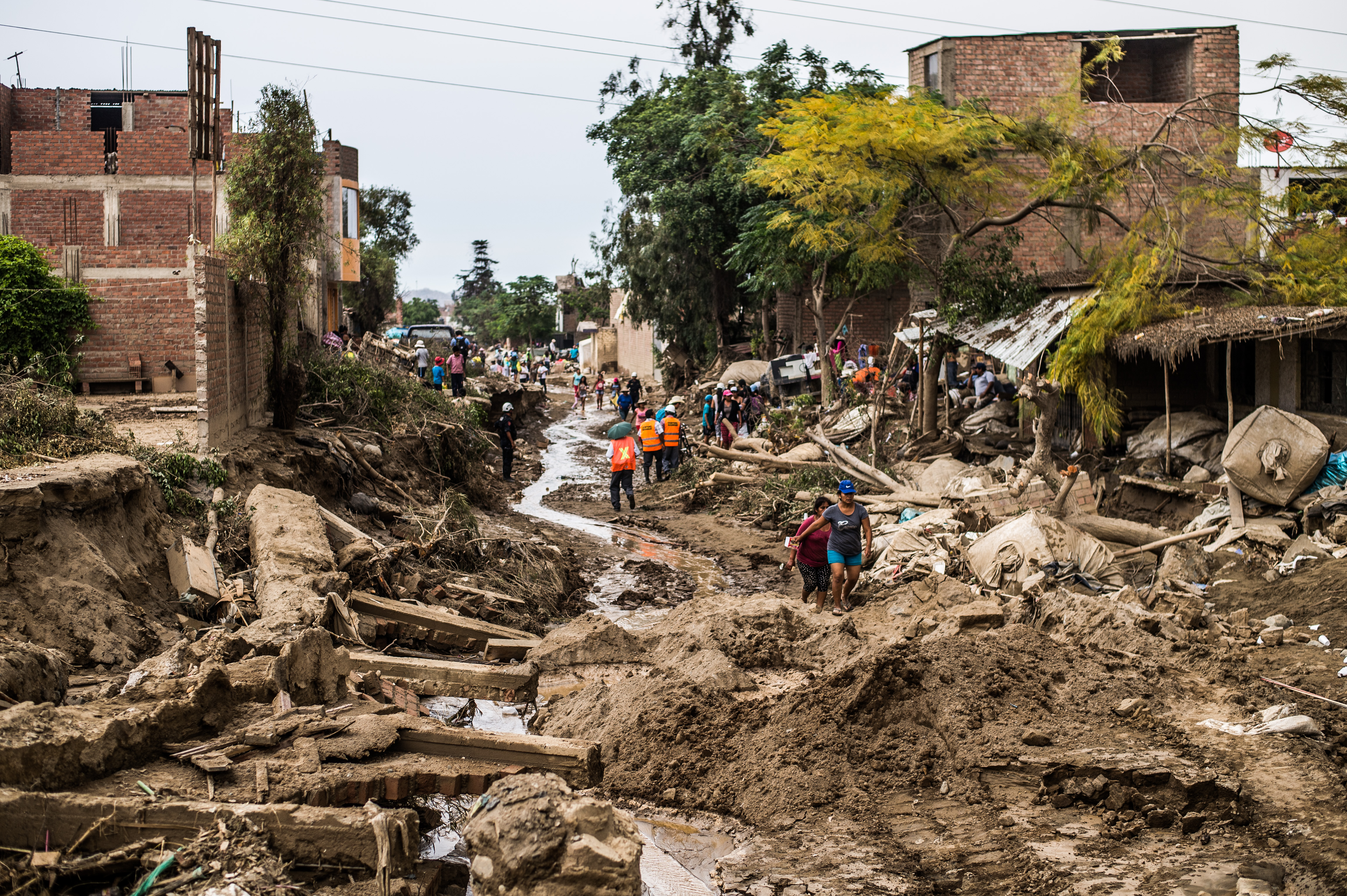 Parte del daño causado por las inundaciones repentinas en el distrito de Huachipa, al este de Lima, Perú. El presidente peruano, Pedro Pablo Kuczynski, ya decretó Estado de Emergencia Nacional. Diferentes países ya anunciaron que enviarán ayuda humanitaria para superar la crisis. LA PRENSA/AFP