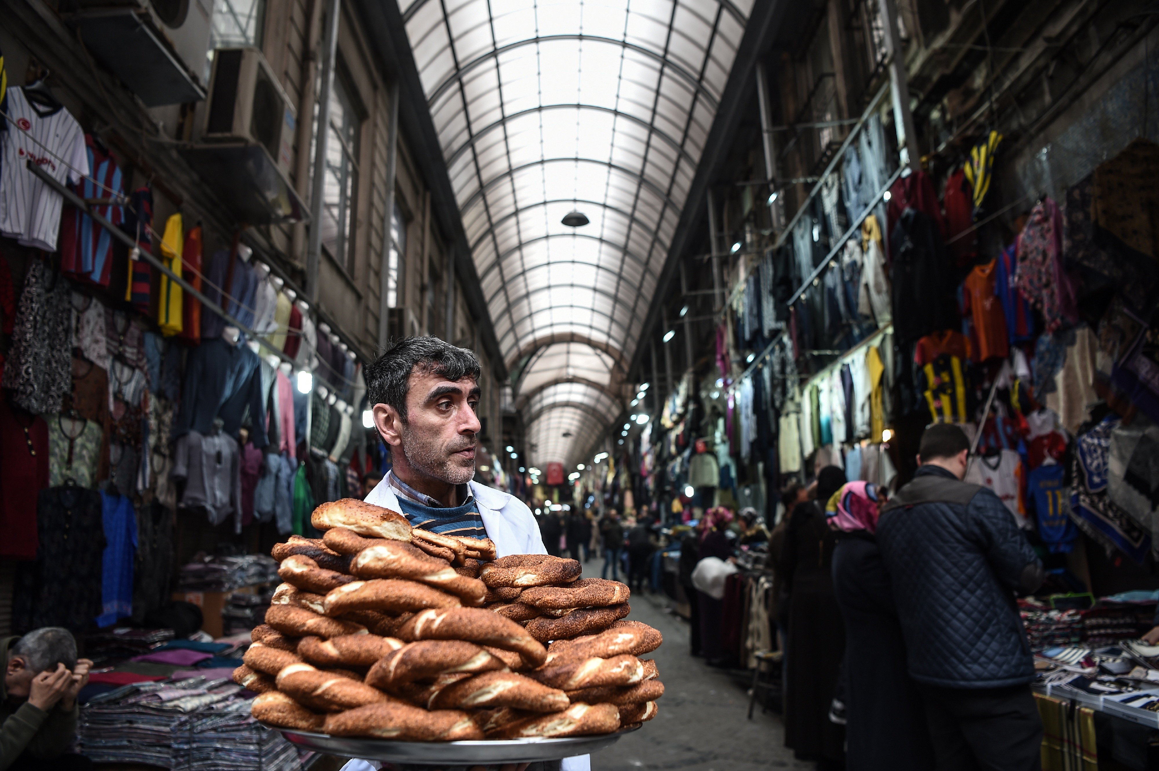 Un vendedor ambulante intenta comercializar el tradicional pan turco, conocido como "Simit", en un mercado de Estambul. Los ciudadanos de Turquía votarán, el próximo 16 de abril, sobre si se debe cambiar el actual sistema parlamentario en una presidencia ejecutiva. LA PRENSA/AFP