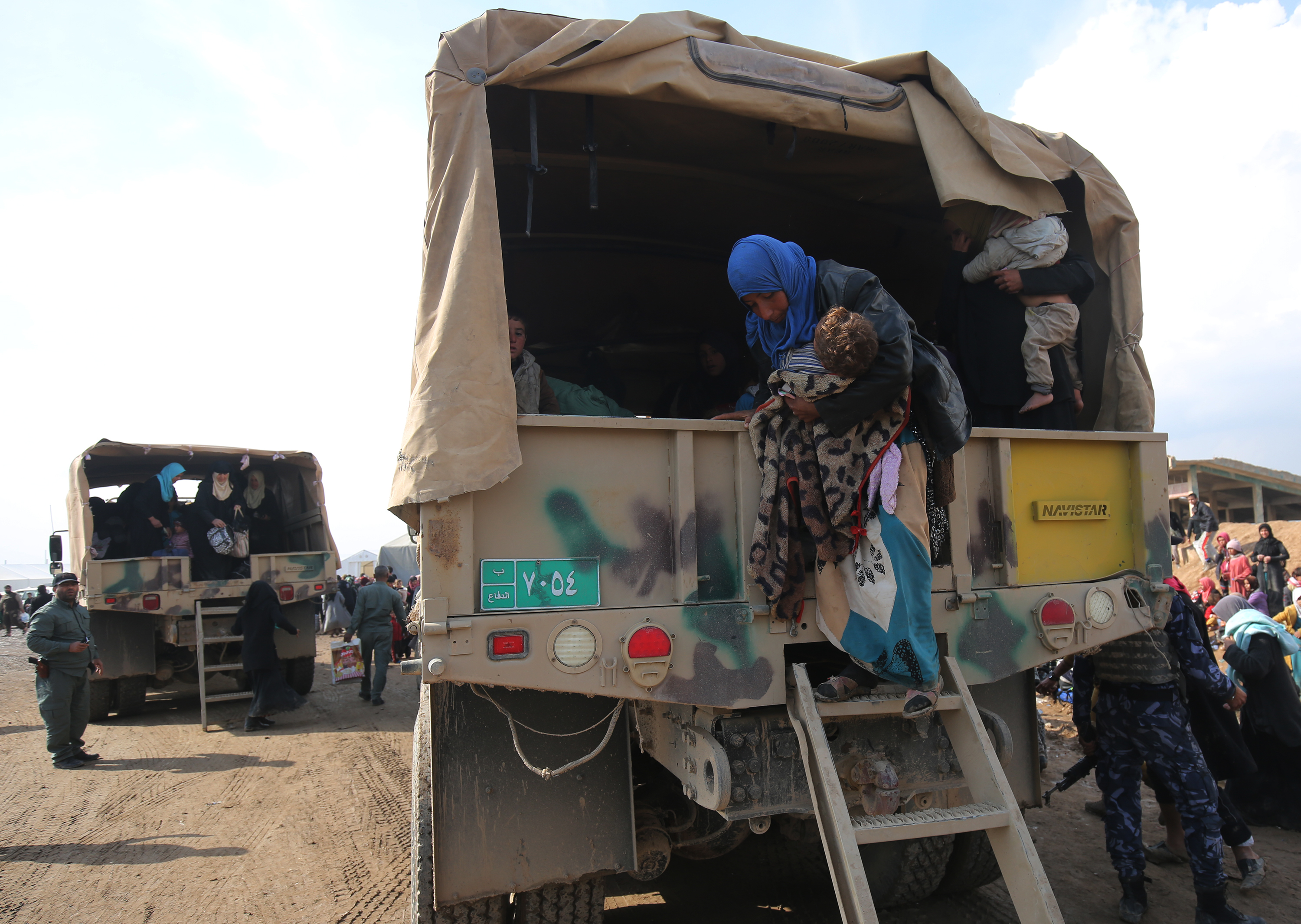 Los iraquíes desplazados de Mosul llegan al campamento de Hamam al-Alil, durante la ofensiva en curso de las fuerzas gubernamentales para recuperar las partes occidentales de la ciudad, la cual está apoderada por los combatientes del grupo Estado islámico. LA PRENSA/AFP