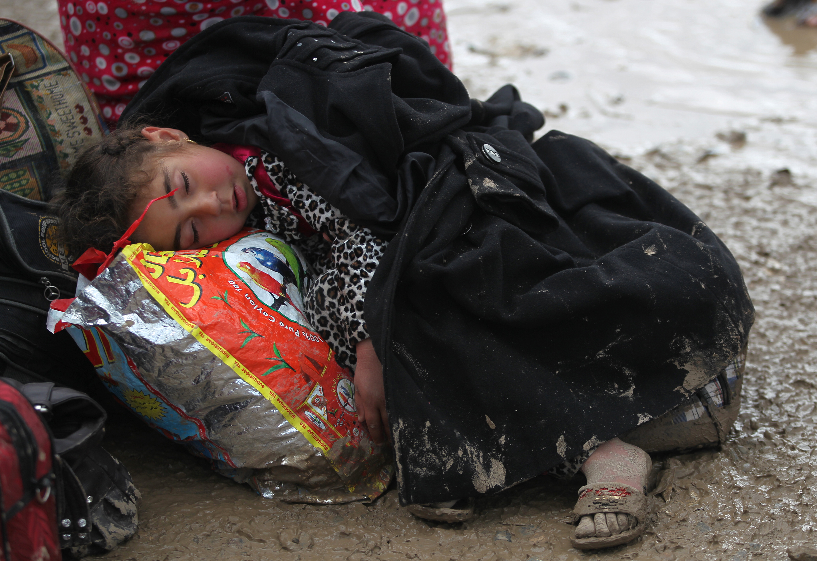 Un niño iraquí descansa mientras los residentes de Mosul llegan al campamento de desplazados Hamam al-Alil. Hasta el momento las fuerzas gubernamentales ya han recuperado algunos barrios que estaban apoderados por el Estado Islámico. LA PRENSA/AFP