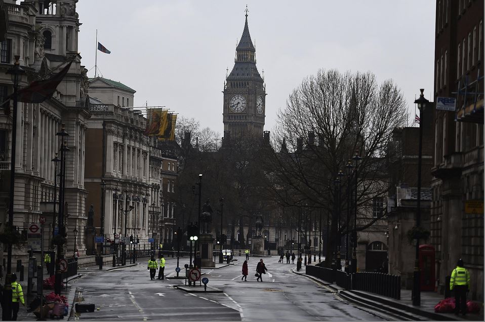 Un cordón policíal impide el acceso a la calle Whitehall en los alrededores del Parlamento de Londres. EFE