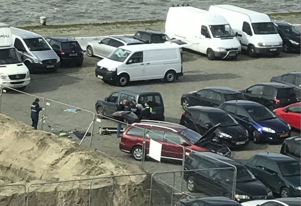 Agentes de policía belgas investigan un vehículo en un parking de Amberes, en Bélgica. EFE