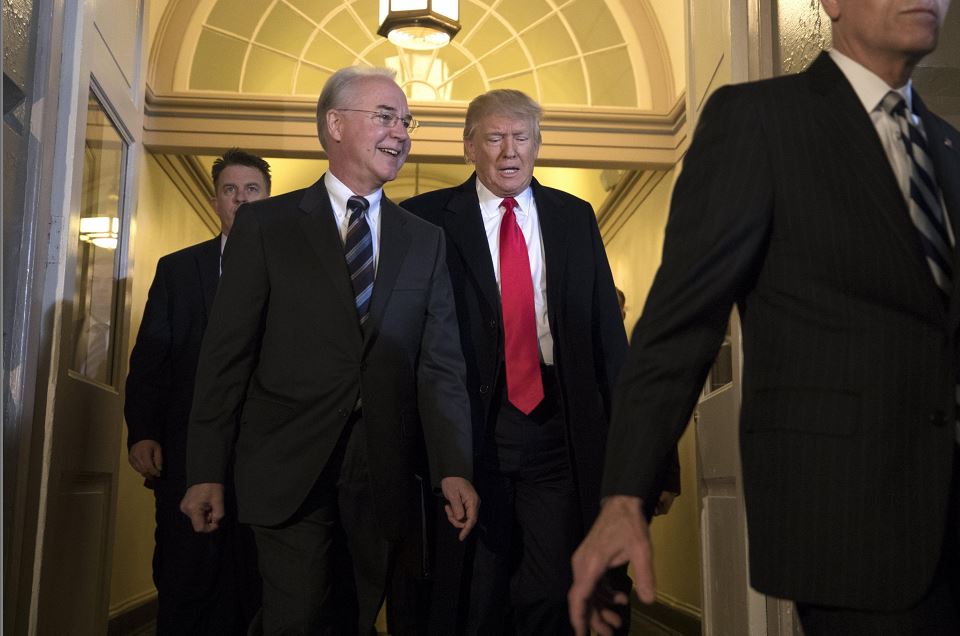 El presidente de Estados Unidos, Donald Trump (d), y el secretario de Salud estadounidense, Tom Price. EFE