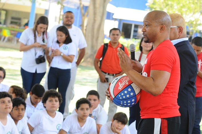 Pee Wee Harrison compartió importantes lecciones de vida con los niños. Foto: Wilmer López