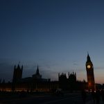 El sol se esconde sobre el techo del Parlamento británico, en sus alrededores se registró un atentado terrorista el pasado miércoles. Cinco personas murieron, entre ellos el asesino, y más de 40 resultaron heridas. El Parlamento reabrió sus labores este jueves con un minuto de silencio. LA PRENSA/AFP