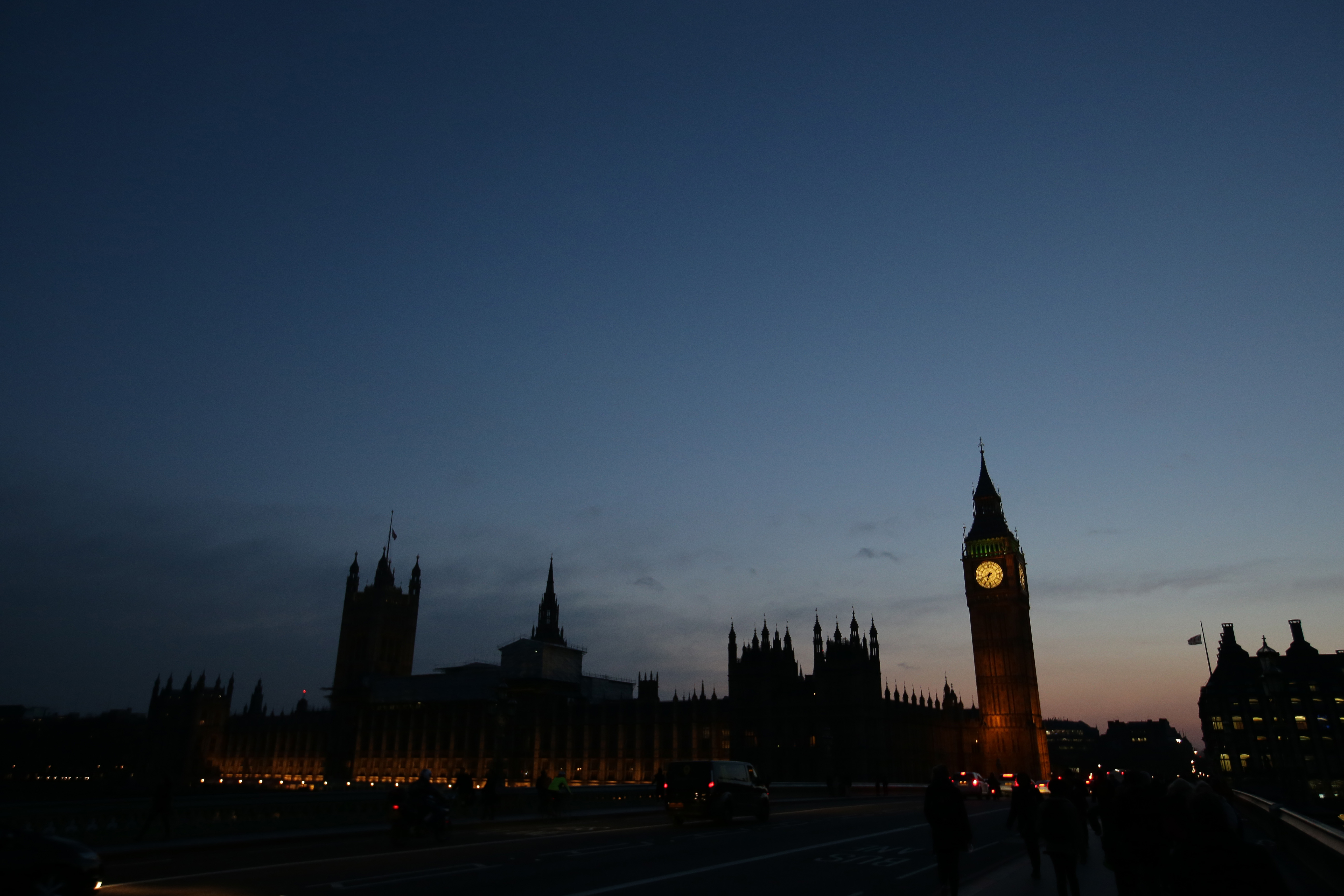 El sol se esconde sobre el techo del Parlamento británico, en sus alrededores se registró un atentado terrorista el pasado miércoles. Cinco personas murieron, entre ellos el asesino, y más de 40 resultaron heridas. El Parlamento reabrió sus labores este jueves con un minuto de silencio. LA PRENSA/AFP
