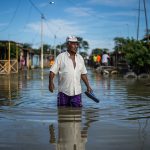 Un hombre camina a través del agua sucia en una calle en las afueras de Piura, al norte de Perú. Esta zona ha sido una de las más afectadas por el fenómeno climático de El Niño, el cual ha causado que los ríos se desborden por toda la costa peruana, aislando comunidades y barrios. LA PRENSA/AFP