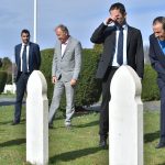 Benoit Hamon, candidato presidencial por el Partido Socialista en Francia, visita el cementerio militar de Estrasburgo-Cronenbourg, un lugar donde se encuentran enterrados soldados de todas las nacionalidades que murieron durante las dos guerras mundiales. LA PRENSA/AFP